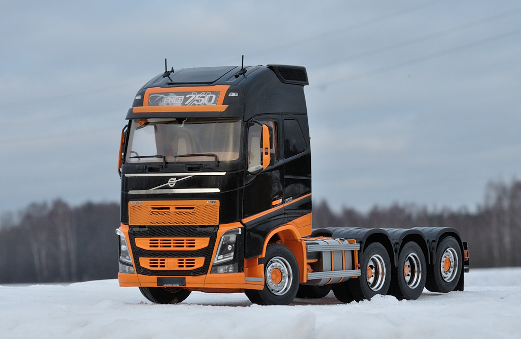 Heavy 8x4 chassis (tridem, lifting steering rear axle)