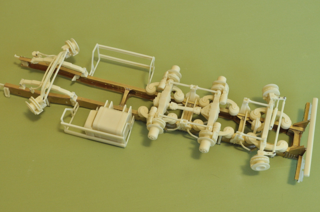 Heavy 8x4 chassis (tridem, lifting steering rear axle) – Bild 3