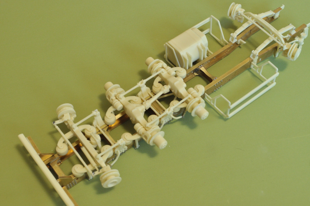 Heavy 8x4 chassis (tridem, lifting steering rear axle) – Bild 4