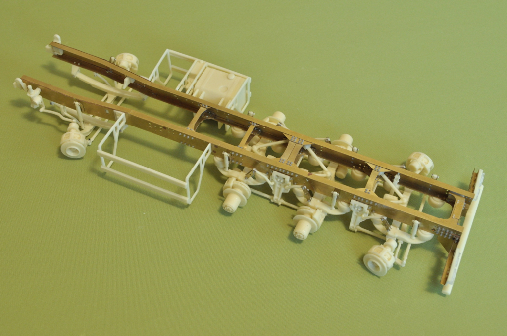 Heavy 8x4 chassis (tridem, lifting steering rear axle) – Bild 5