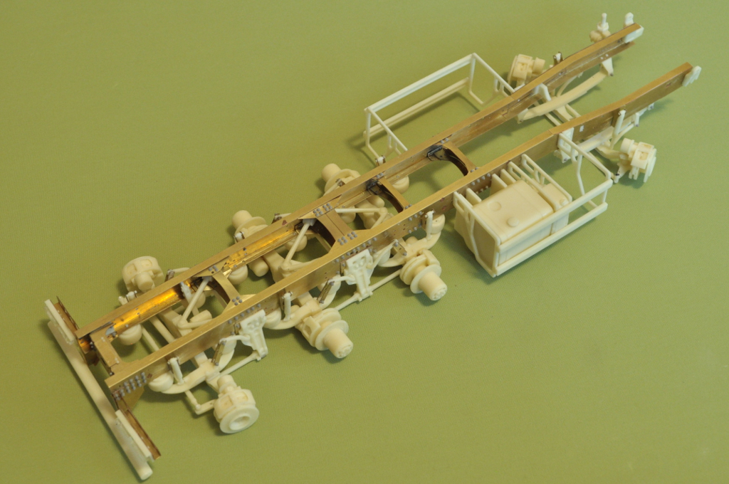 Heavy 8x4 chassis (tridem, lifting steering rear axle) – Bild 7