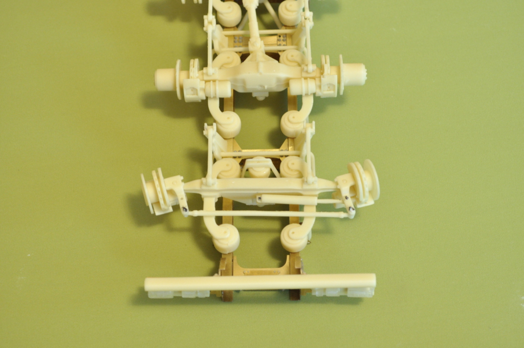 Heavy 8x4 chassis (tridem, lifting steering rear axle) – Bild 8