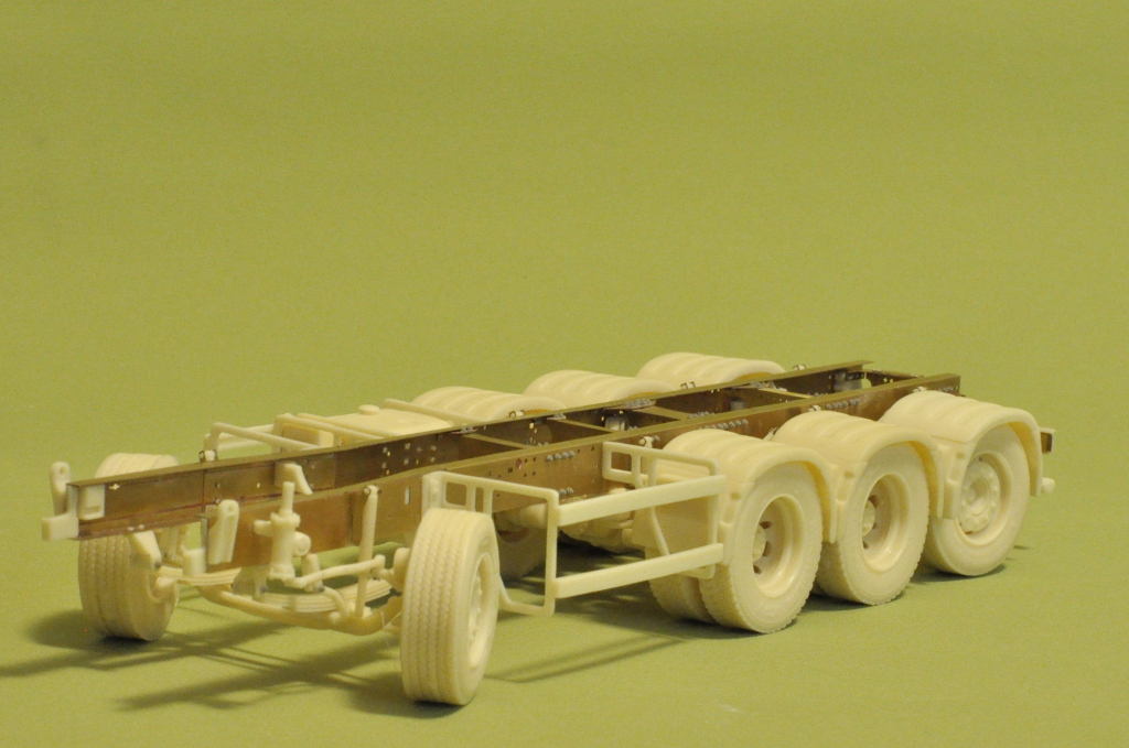 Heavy 8x4 chassis (tridem, lifting steering rear axle) – Bild 10