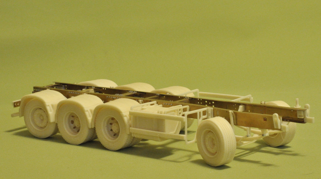 Heavy 8x4 chassis (tridem, lifting steering rear axle) – Bild 11