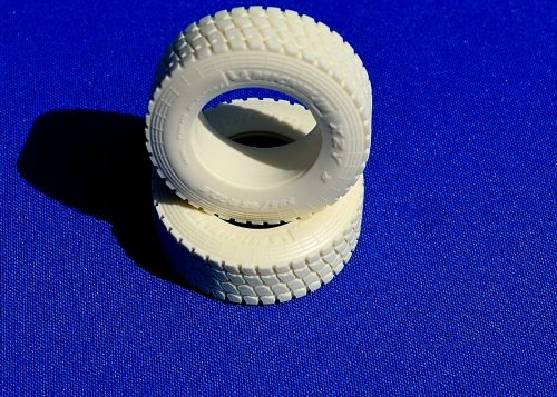 Heavy tread front tire 385/65 R22.5. Scale 1/24