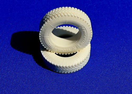 Heavy tread rear tire 315/80 R22.5 (normal width). Scale 1/24