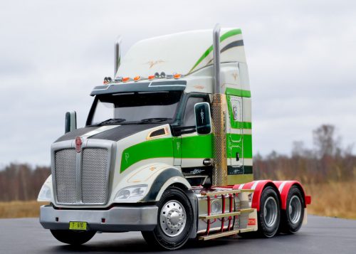 Aussie T610 regular truck. Resin kit, 1/24