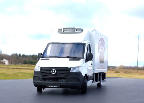 Reefer body for 3.5 ton truck. Resin kit, 1/24